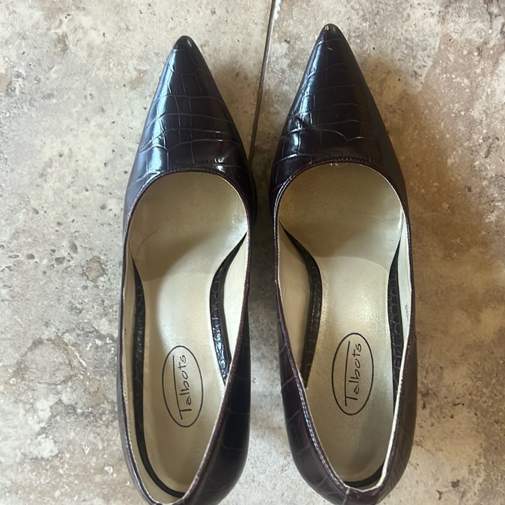 Stylist brown leather pumps with comfortable heels